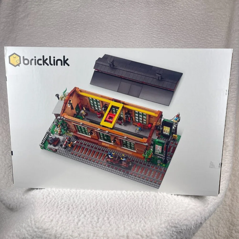Lego 910033 Bricklink Designer  Series 1 Old Train‎ Engine Shed Building Toy Set